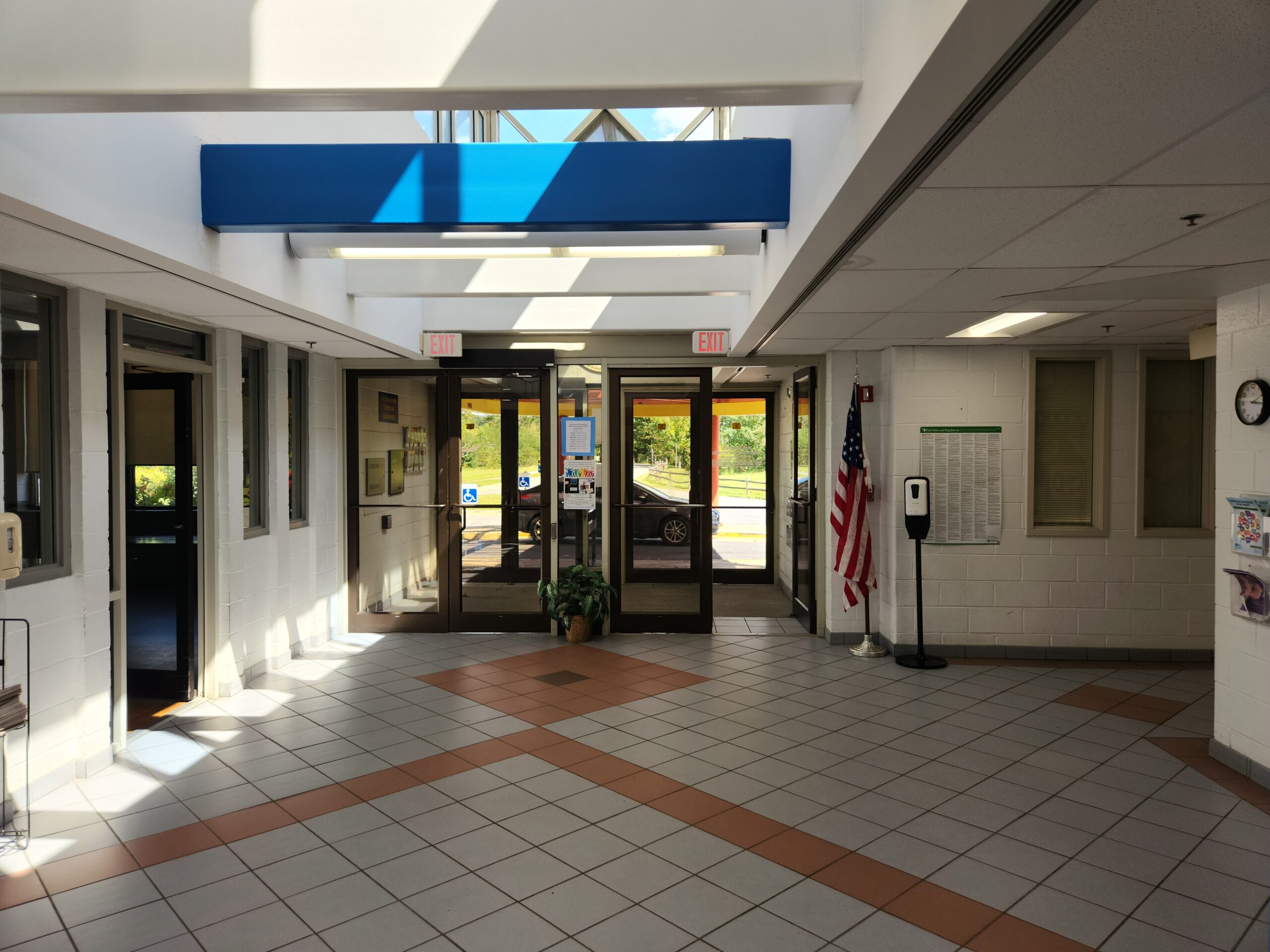 <div class='container'>Perrywood Community Park School Center</div>