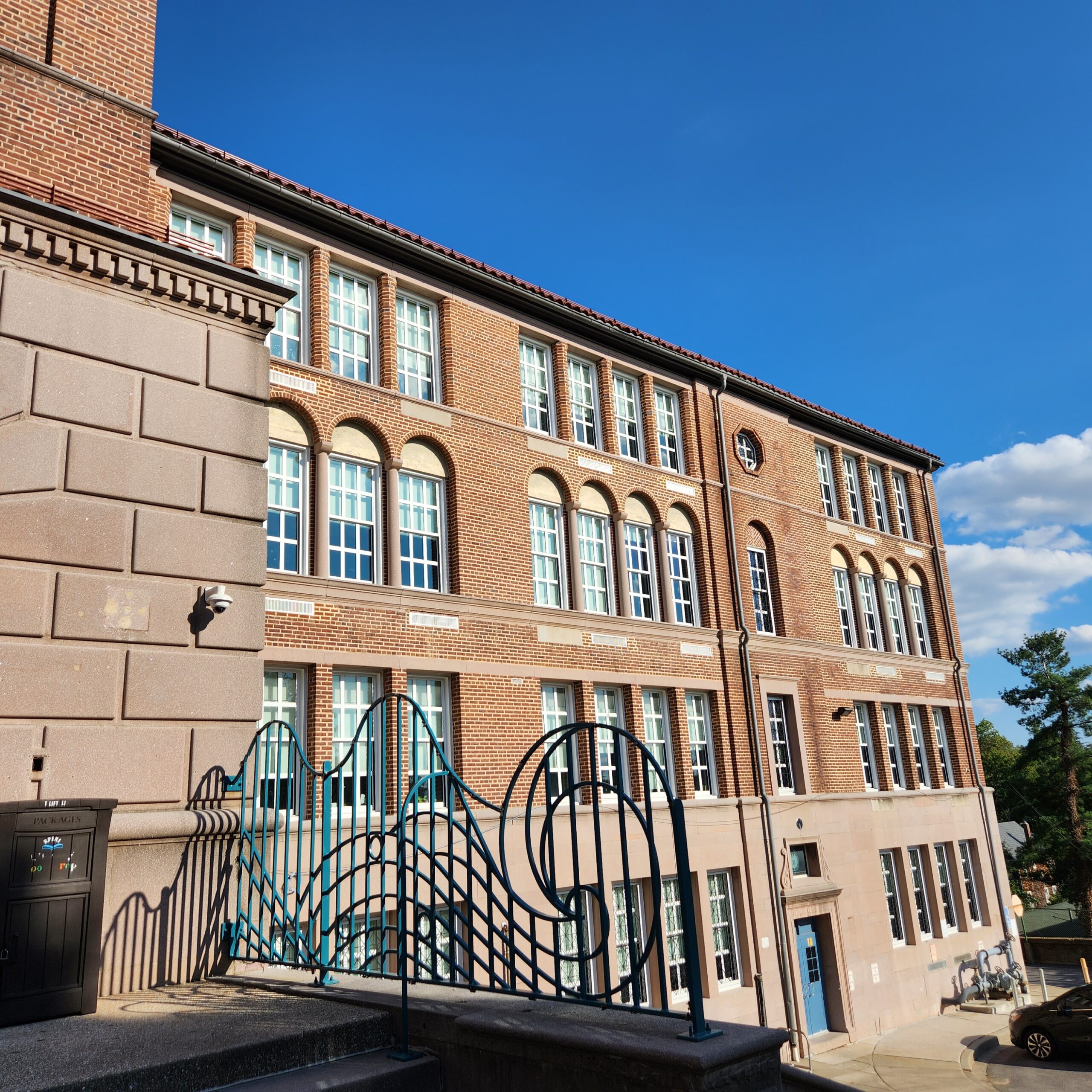 <div class='container'>Roland Park Elementary/Middle School</div>