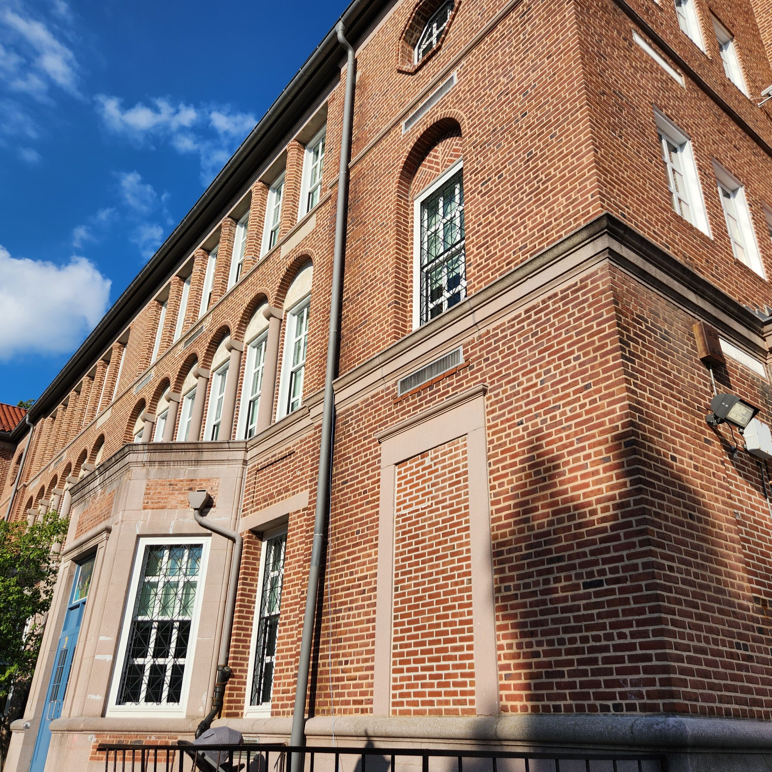 <div class='container'>Roland Park Elementary/Middle School</div>