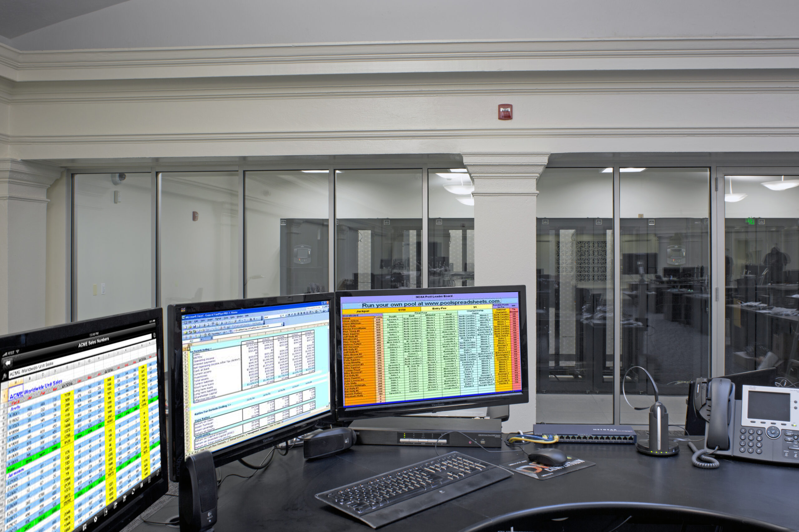 <div class='container'>Agora Data Center</div>