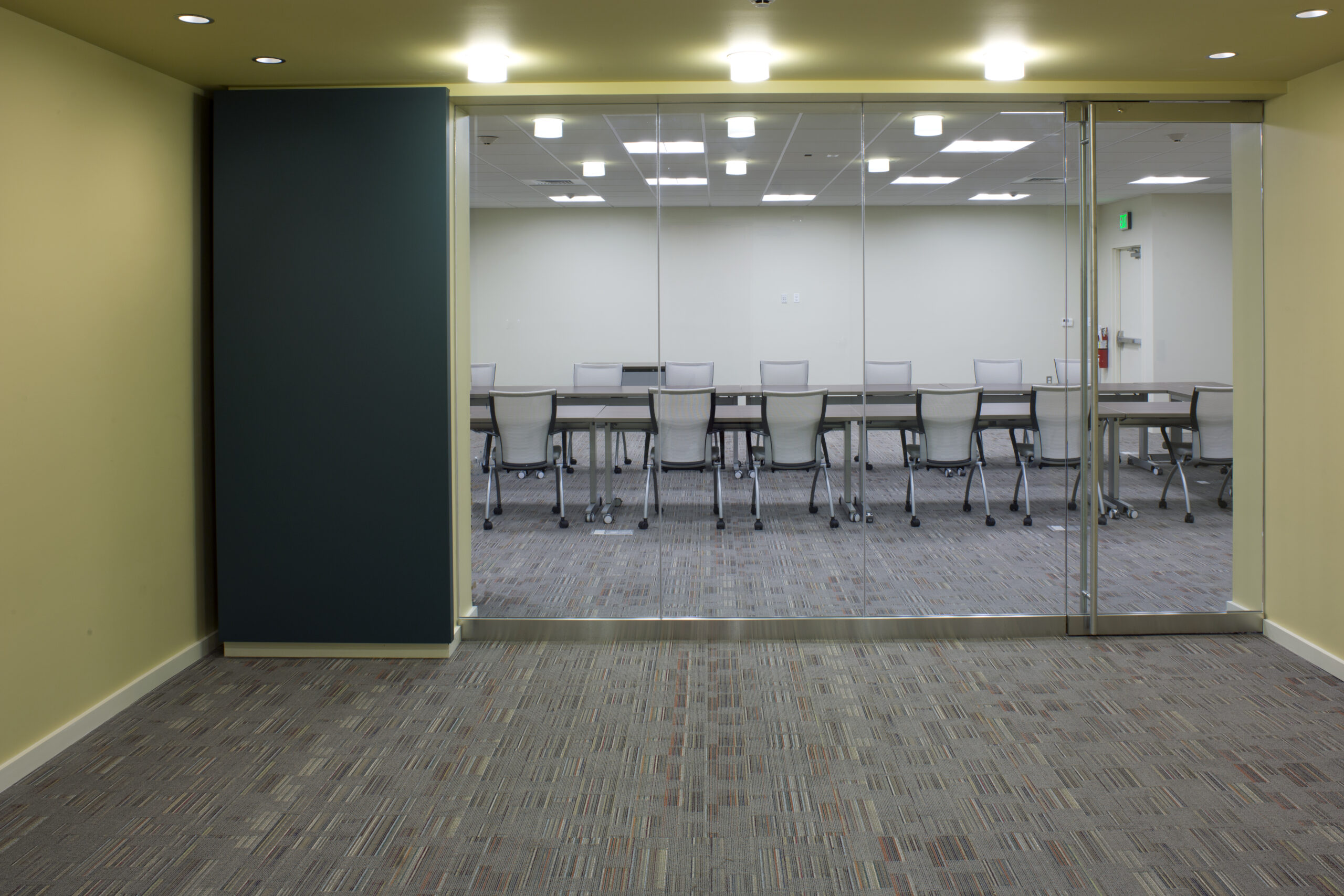 <div class='container'>Agora Data Center</div>